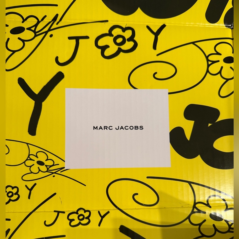 Marc Jacobs gift box/shipping box. - Picture 2 of 13